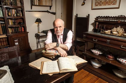 Abelardo Castillo, en su casa, con los primeros cuadernos en que fue registrando sus diarios