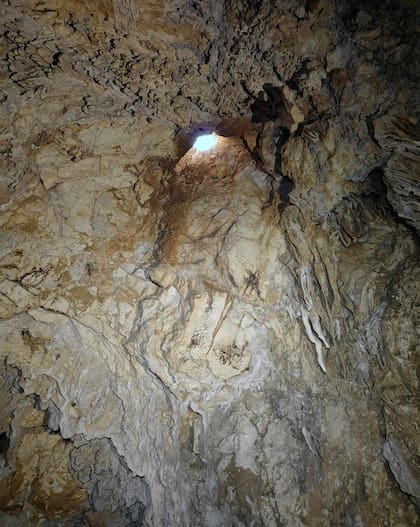 Abertura en la cúpula natural de la denominada Cueva de las Ninfas
