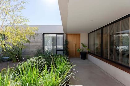 Aberturas de PVC (Eurocom) para mayor aislación. El verde que realza el acceso fue diseñado por la dueña de casa.