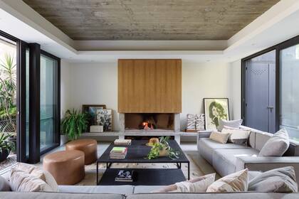 Aberturas (Next Windows). Sillones y banquetas de cuero (Impronta Sillones). La mesa ratona se hizo sobre un diseño de César. La chimenea se revisitó en petiribí.