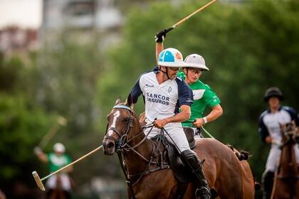 Entre el tío y un sobrino: Cambiaso y Camilo Castagnola, que este domingo cumple 18 años, miran la bocha, su objetivo.