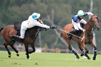 Adolfito se estira ante su ahijado Barto en la temporada inglesa 2020