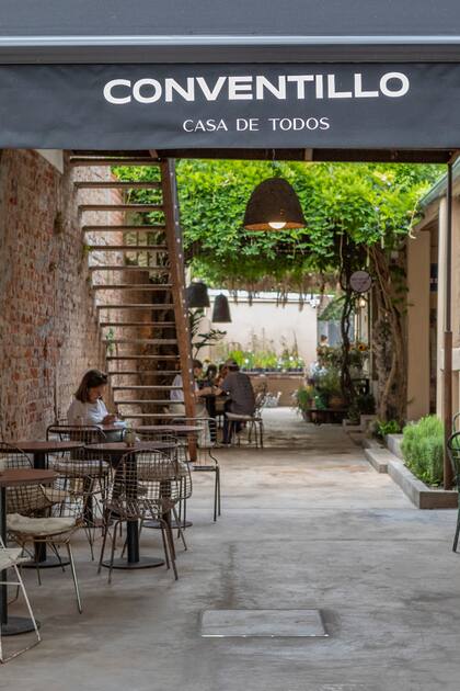 Abierto de miércoles a domingo de 10 a 20 horas, el nuevo paseo del Boulevard Sáenz Peña llegó para renovar el distrito de arte y diseño de la zona.