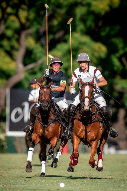 Mariano Aguerre y Jerónimo Del Carril a la carrera; el capitán de Los Machitos volvió a los 51 años al torneo que ganó nueve veces; el back de La Ensenada-La Aguada, de 23, fue la figura del partido.