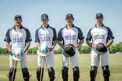 Una foto que quedará destacada en la carrera deportiva de Poroto Cambiaso: la formación de su estreno absoluto en la Triple Corona, con su papá, David Stirling y Rodrigo Ribeiro De Andrade, como jugador de La Dolfina.