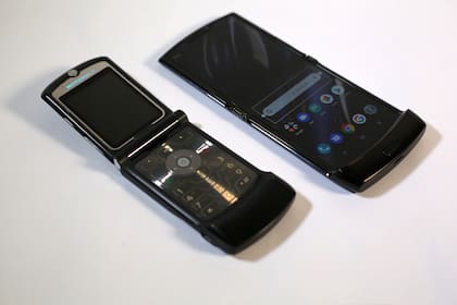 Abierto, el nuevo Moto Razr queda en una línea de 180 grados (sin esa pequeña curva que tenía el Razr original) para desplegar una pantalla ultra brillante, formato 21:9, que brinda una experiencia más inmersiva que un 16:9 tradicional