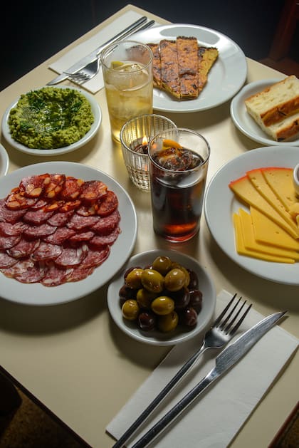 Abierto en sus inicios por el Gallego “Pepe” como una fiambrería y un bar de copas, el Paysandú era uno de los primeros bares a la llegada de Montevideo, y el último bar de la salida