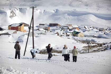 Abierto en verano, el centro termal de Copahue, a 17 km de Caviahue, en invierno está cerrado y ofrece un curioso panorama bajo la nieve