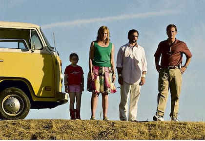 Olive (Abigail Breslin), Sheryl (Toni Collette), Frank (Steve Carell) y (Richard) Greg Kinnear, en una de las escenas más recordadas de Pequeña Miss Sunshine