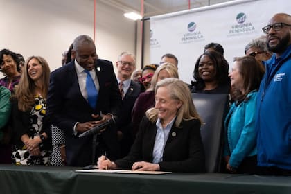 Abigail Spanberger firmó las leyes HB 772 y HB 67 en Virginia