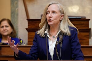 Spanberger se defiende tras ser tildada de hipócrita por los republicanos en Virginia