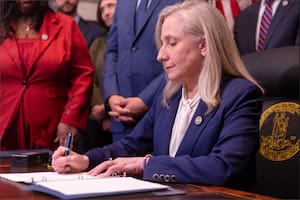 Las primeras órdenes firmadas por la gobernadora de Virginia con la promesa de “reducir costos de vivienda”