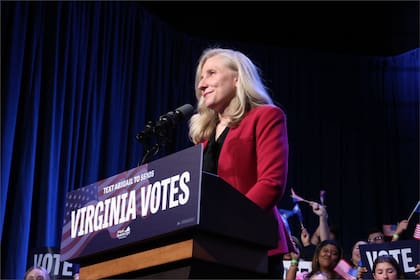 Abigail Spanberger se convirtió en la primera mujer gobernadora de Virginia tras su triunfo en las elecciones de noviembre