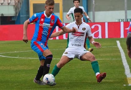 Ablanedo (camiseta blanca derecha) en Sancataldese ante Catania