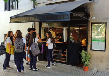 Abogados, turistas, transeúntes, oficinistas y estudiantes hacen fila para la pausa cafetera.