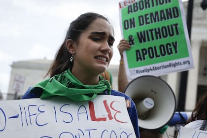 La activista por el derecho al aborto Carrie McDonald reacciona al fallo de la Organización de Salud de la Mujer Dobbs v Jackson frente a la Corte Suprema de los Estados Unidos el 24 de junio de 2022 en Washington, DC