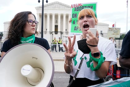 Activistas por el derecho al aborto reaccionan frente a la Corte Suprema en Washington, el viernes 24 de junio de 2022