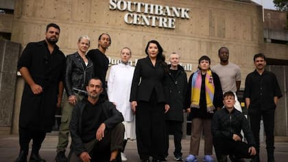 Abramovic con los nuevos talentos Aleksander Timotic, Cassils, Yiannis Pappas, Miles Greenberg, Despina Zacharopoulou, Sandra Johnston, Carla Adra, Carlos Martiel, Paula García y Paul Setubal