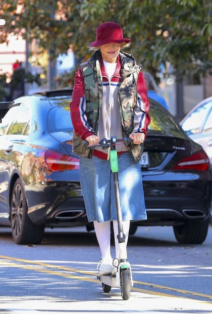 ¡Abran paso! Desde que decidió volver a los sets, Cameron Diaz no para de trabajar. En las últimas horas, se la vio rodando una escena de Bad Day con un look muy particular y arriba de un monopatín eléctrico por las callecitas de Nueva Jersey