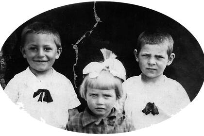 Abrasha Rotenberg de niño, junto a vecinitos