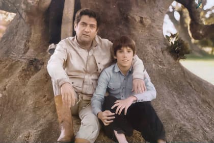 Abrazado a Juan Cruz, el único hijo que tuvo con Graciela Borges