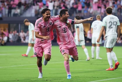 Abrazado por Telasco Segovia, Messi festeja su gol, el 903 de su trayectoria y el 31 de cabeza.