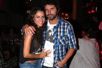 Abrazados. Julieta y su ex, Iván Noble, se llevan muy bien y lograron mantenerse unidos, pese a haberse separado.