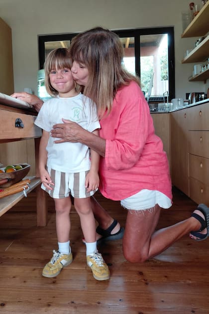 Abrazando a Félix, hijo de su hijo menor, Juan