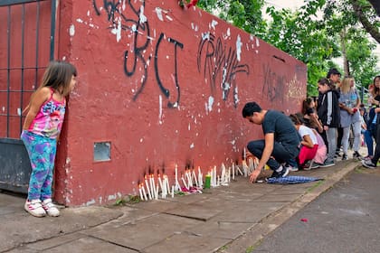 Abrazo al colegio de Benavídez para homenajear a las dos chicas fallecidas
