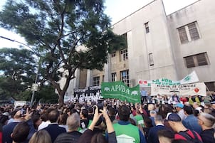 Masiva marcha en apoyo al Hospital de Clínicas tras los recortes del Gobierno