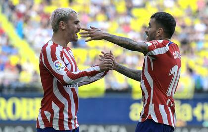 Abrazo con su asistidor. Ángel Correa festeja con Antoine Griezmann. El francés le dio los dos pases gol al argentino