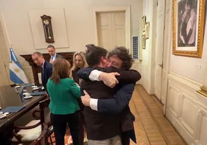 Abrazo del presidente Javier Milei con su asesor Santiago Caputo, en Casa Rosada.