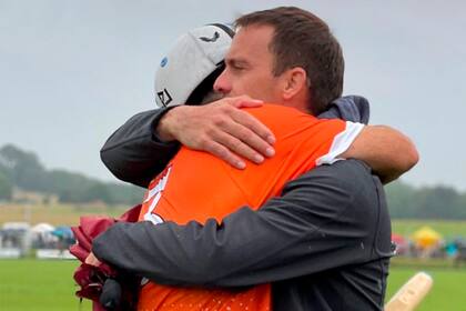 Se abrazan los hermanos Facundo y Nicolás Pieres, tras la primera conquista de éste en el Abierto Británico; el mayor de ambos, cinco veces ganador de la Copa de Oro, jugó por Park Place esta vez y llegó a los cuartos de final.