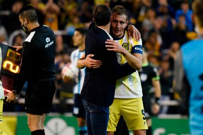 Abrazo entre Kily González y su capitán-goleador, Marco Ruben.