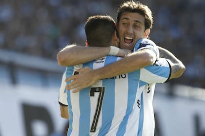 Abrazo entre Milito y Bou, goleadores en Avellaneda