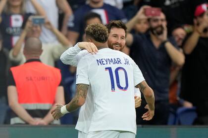 Abrazo entre Neymar y Messi, socios futbolísticos en Paris Saint-Germain.