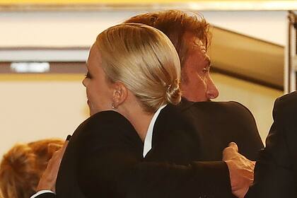 Abrazo entre Theron y Penn en la premiere de The Last Face en el festival de Cannes donde se presentó el film en 2016