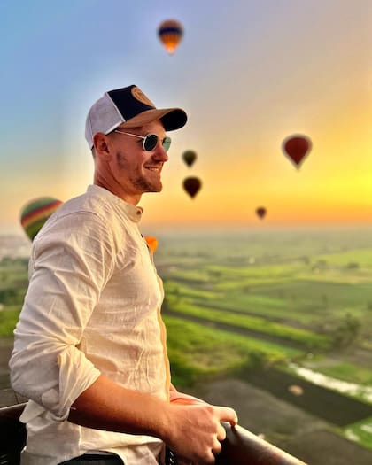 ...abrazó los cielos y las tierras cuando recorrió las pirámides de Egipto, voló en globo aerostático al amanecer sobre el Valle de los Reyes, presenció un atardecer en el desierto del Sahara...