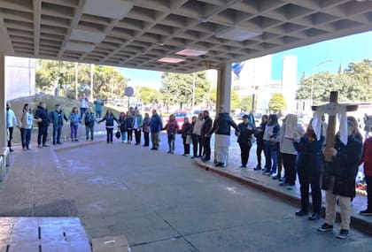 Abrazo simbólico a los hospitales del Polo Sanitario de Córdoba, con la participación del cardenal Ángel Rossi