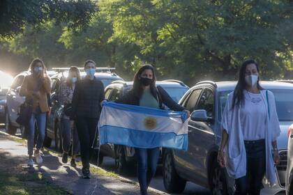 En San Fernando los manifestantes llevaron banderas argentinas para reclamar contra el DNU que cerró las escuelas