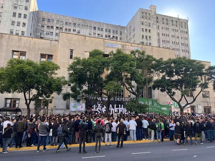 Abrazo simbólico al Hospital de Clínicas