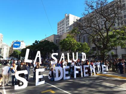 Abrazo simbólico al Hospital de Clínicas