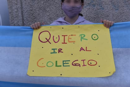 Abrazo simbólico con banderas en escuelas de Vicente López