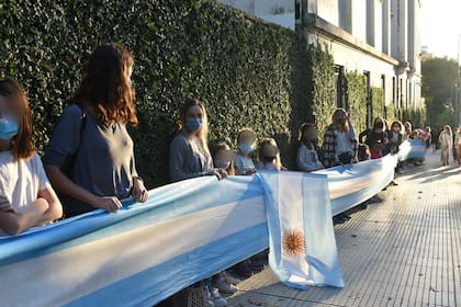 Abrazo simbólico con banderas en escuelas de Vicente López