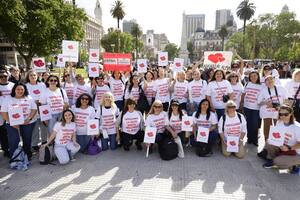 Abrazo simbólico en reclamo de la modificación de la ley de salud mental
