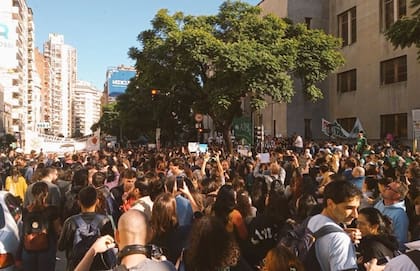 Abrazo simbólico: masiva marcha en apoyo al Hospital de Clínicas tras los recortes del Gobierno