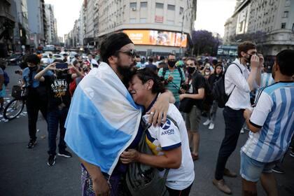 Abrazos en el Obelisco el día que murió Maradona