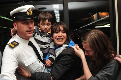 Abrazos y emociones al llegar a Ezeiza