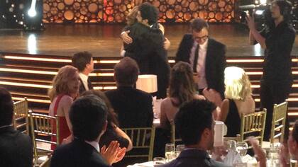 Abrazos y más abrazos, en una noche llena de emoción