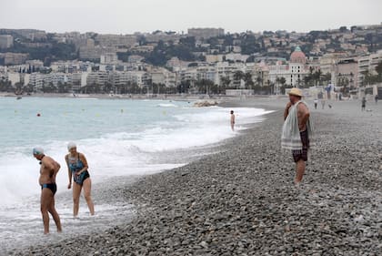 En Promenade des Anglais la gente se animó a nadar